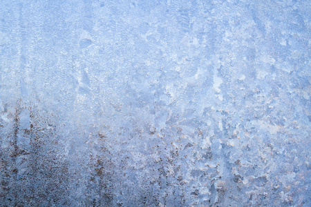 冰冻冰窗上的冬季冰霜图案这是冬天玻璃窗上霜冻的图案这是冬天玻璃窗