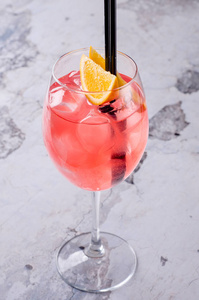 经典的意大利 Aperol 喷鸡尾酒, 包括普罗塞克, 开胃酒和苏打水与橙色切片新鲜水果在酒杯的背景。异国情调的红色夏日饮品。酒