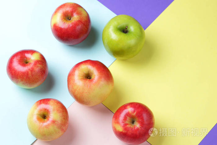 苹果，水果流行艺术，紫色背景的红苹果流行艺术，早餐的水果，维生素，素食，五颜六色的背景，许多苹果在糊状图案，极简主义，趋势201