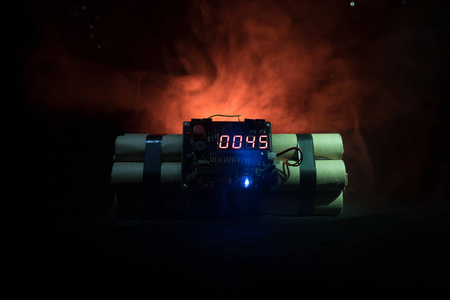 计时器倒计时到爆炸照亮了在黑暗中闪耀的轴光照片