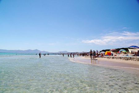 地中海的蓝色海水。在海滩上的美丽景色。西班牙。帕尔玛德马约卡。很漂亮的背景。