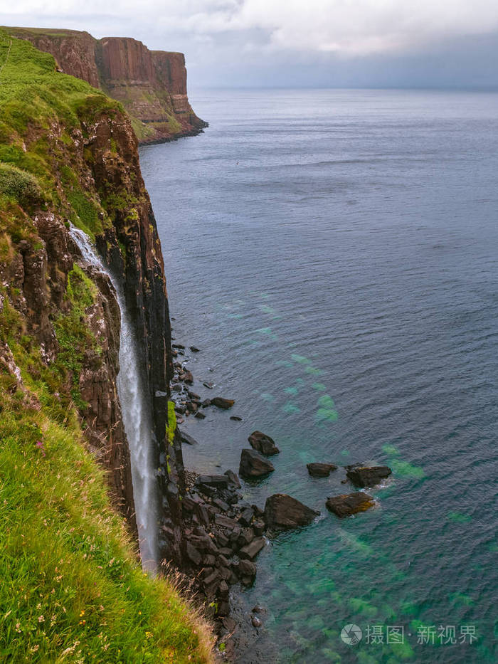 大瀑布,戏剧性的悬崖和深蓝色的大海,在一个多风的夏天.