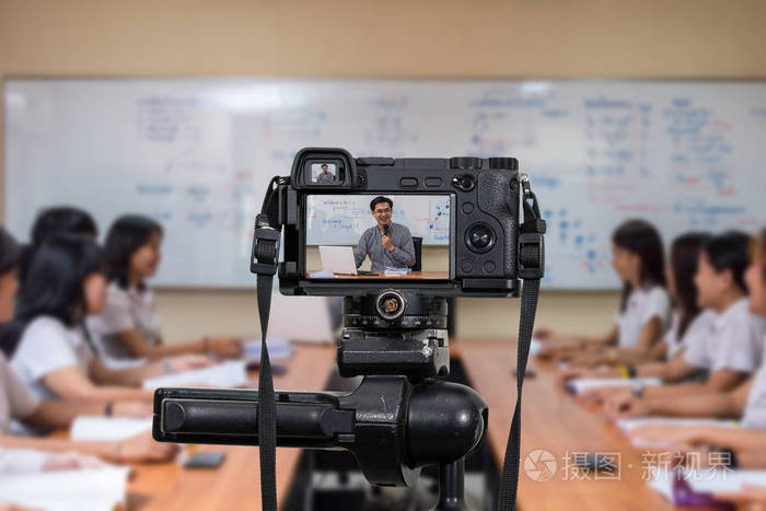 专业数码相机三脚架录制亚洲教师课堂摄像机视频,摄影与科技直播,大学