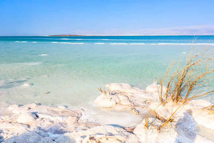 日落时的盐晶. 死海的纹理. 咸海海岸