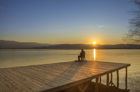 日出时的渔夫马其顿多克兰湖