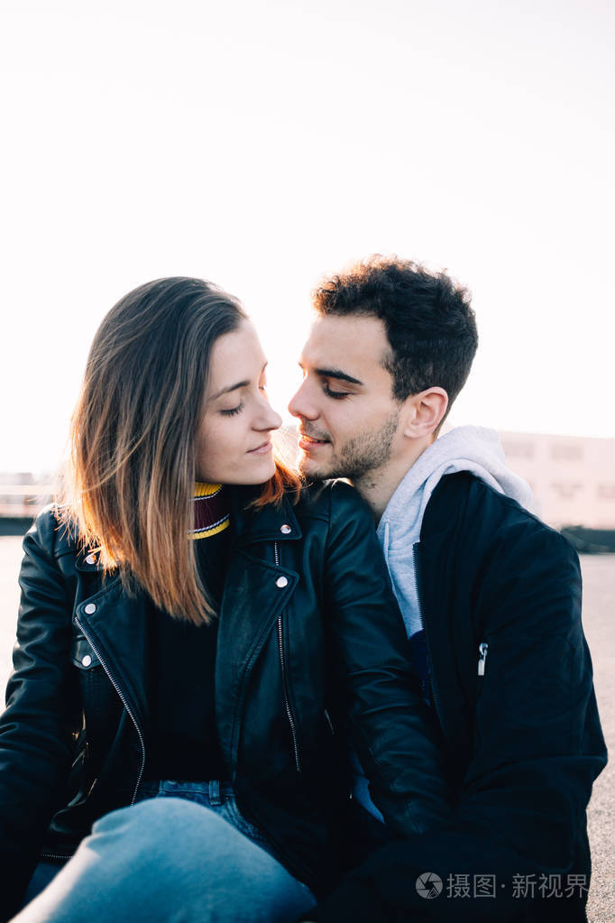 性感和温柔的肖像年轻迷人和美丽的夫妇在20多岁拥抱