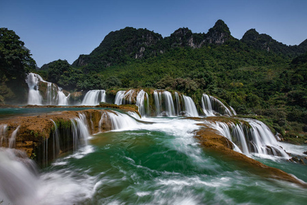 越南最壮观的瀑布是位于越南土坝县曹邦镇田汉区的瀑布
