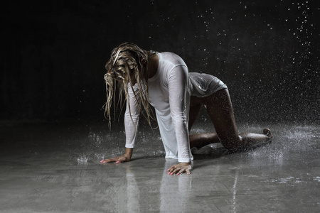 湿的金发,穿着白色连衣裙,穿着所有的四件衣服照片