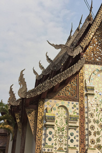 泰国清迈卡兰佛教寺庙的屋顶瓦特卡兰