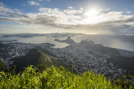 从莫罗多科考瓦多Corcovado山山顶观赏PaodeAcucar糖块山