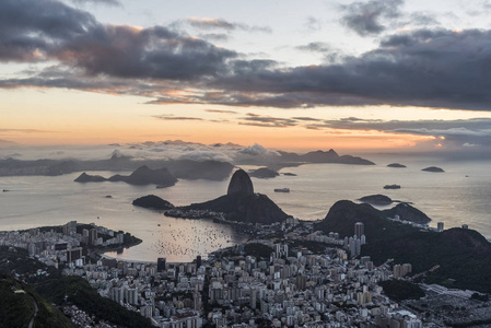 从莫罗多科考瓦多Corcovado山山顶观赏PaodeAcucar糖块山