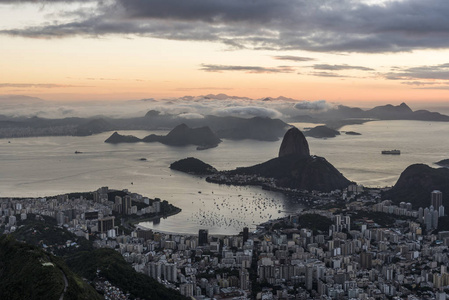 从莫罗多科考瓦多Corcovado山山顶观赏PaodeAcucar糖块山