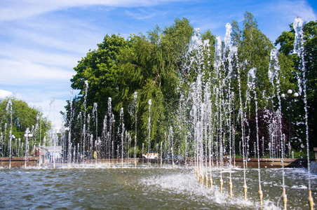 炎热城市炎热夏日的城市公园喷泉照片
