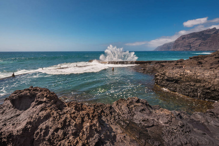 西班牙特内里费岛圣地亚哥的海岸线景观不明游客游泳