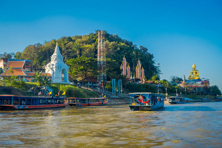 美丽的户外景观,一群游客在旅游船参观位于金三角老挝的金佛
