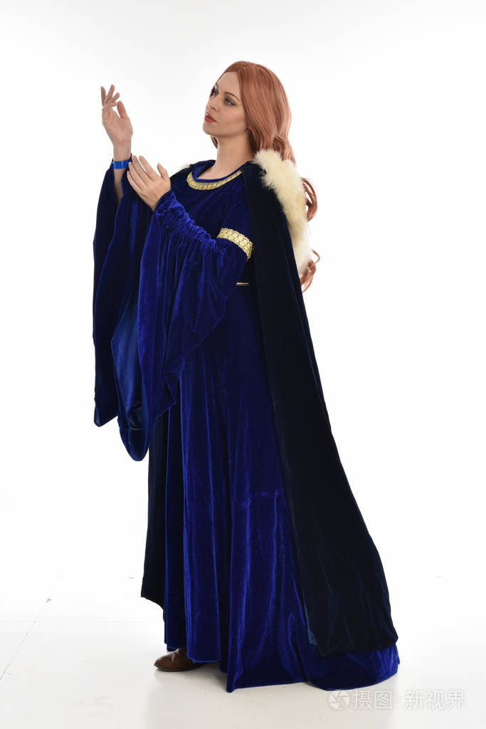 站姿在侧面轮廓隔离在白色背景上.