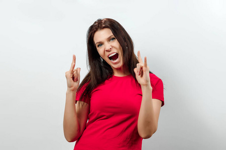 很热的表情一个年轻漂亮的女孩很开心.