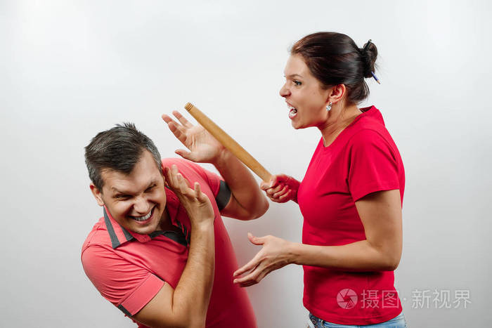 家庭吵架, 妻子骂丈夫, 年轻, 漂亮的妻子用棍子打她丈夫.