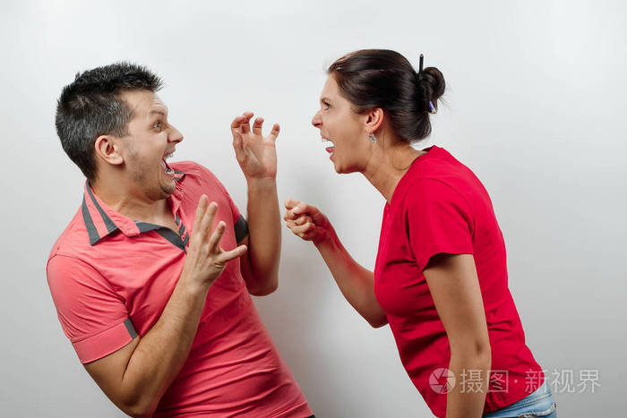 一个家庭吵架, 妻子骂她的丈夫, 一个年轻漂亮的妻子对她丈夫大吼大叫