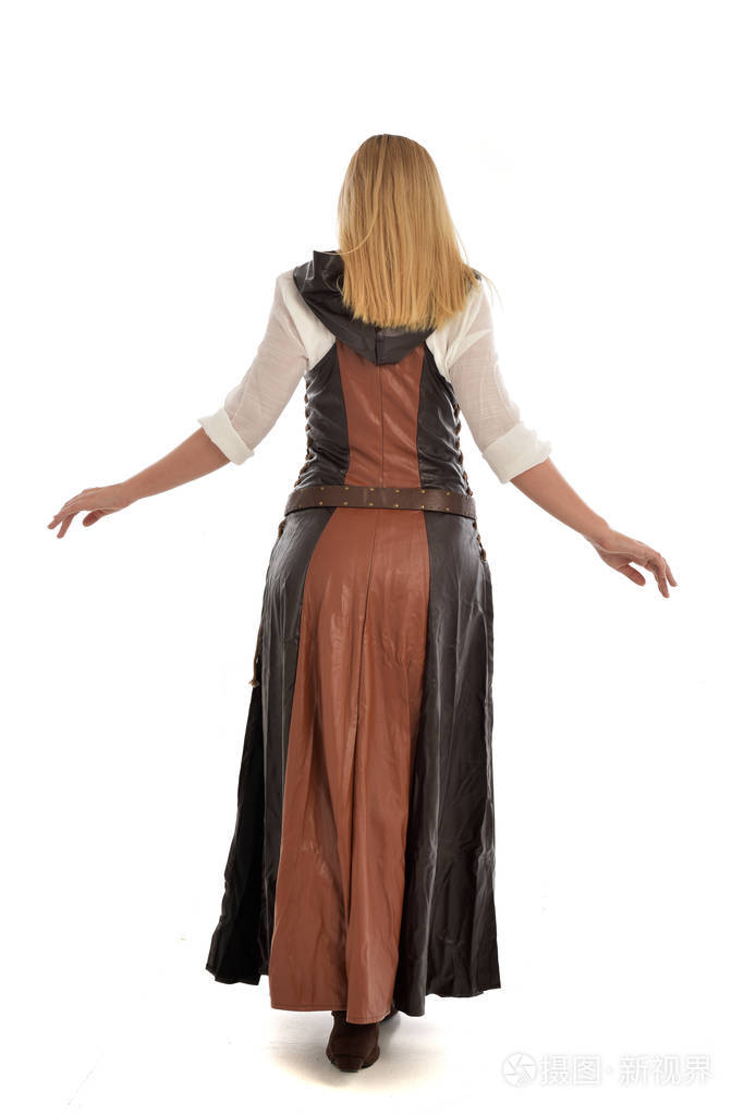 全长肖像金发女孩穿棕色皮革幻想服装站姿与背面相机.