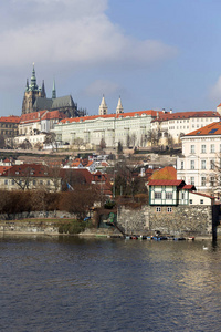 早春布拉格哥特式城堡与小镇以上的伏尔塔瓦河在阳光明媚的日子，捷克共和国