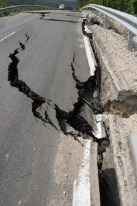 道路塌陷，出现巨大裂缝..国际公路在糟糕的施工后倒塌了。公路路受损。沥青路塌陷，掉落..侵蚀。垂直照片