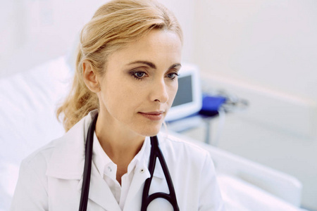 安静的女医生用听诊器在医院图片