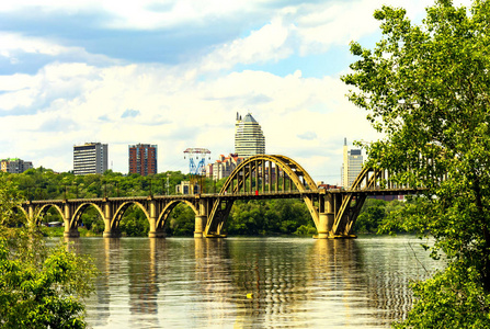 美丽的拱形梅恩福赫森桥在第聂伯河和一个德尼普罗