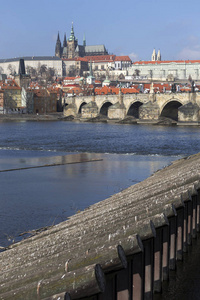 早春布拉格哥特城堡与小镇以上的伏尔塔瓦河在阳光明媚的日子捷克共和国