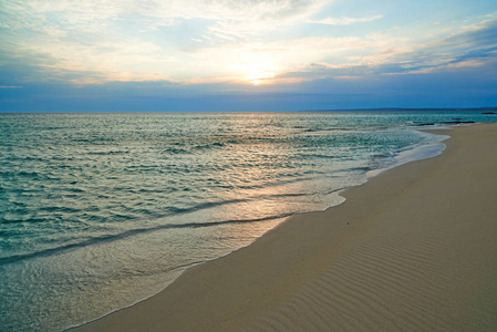 在日落时的海岸。在里海的海岸。里海是地球上最大的封闭内陆水体。