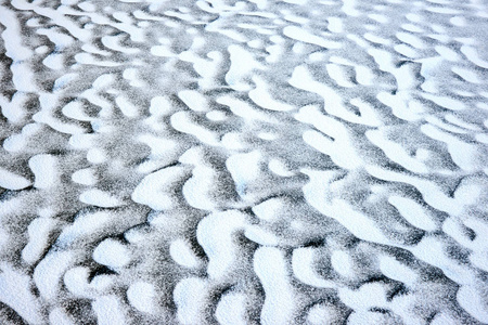 冰冻湖上的图案，冰是冻结成固态的水。 根据杂质的存在，它可以出现透明或或多或少不透明的蓝白色。