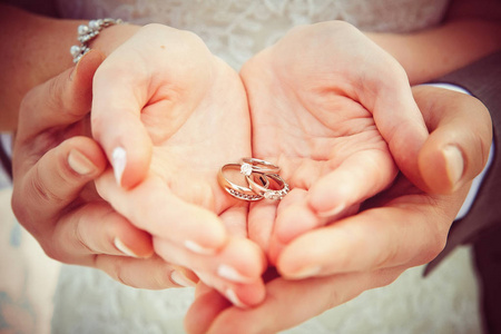 手和戒指在婚礼花束创意图片图片