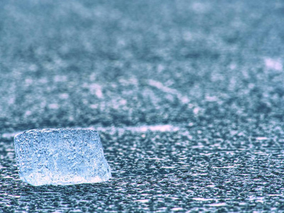 蓝色的冰。melring 冰川上的冰碎片和碎冰质地。冰冷的碎片