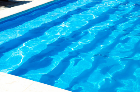 酒店游泳池的蓝色水