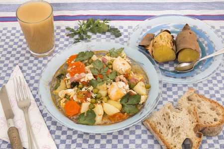 传统的葡萄牙烹饪餐青豌豆与鸡蛋土豆和胡萝卜。