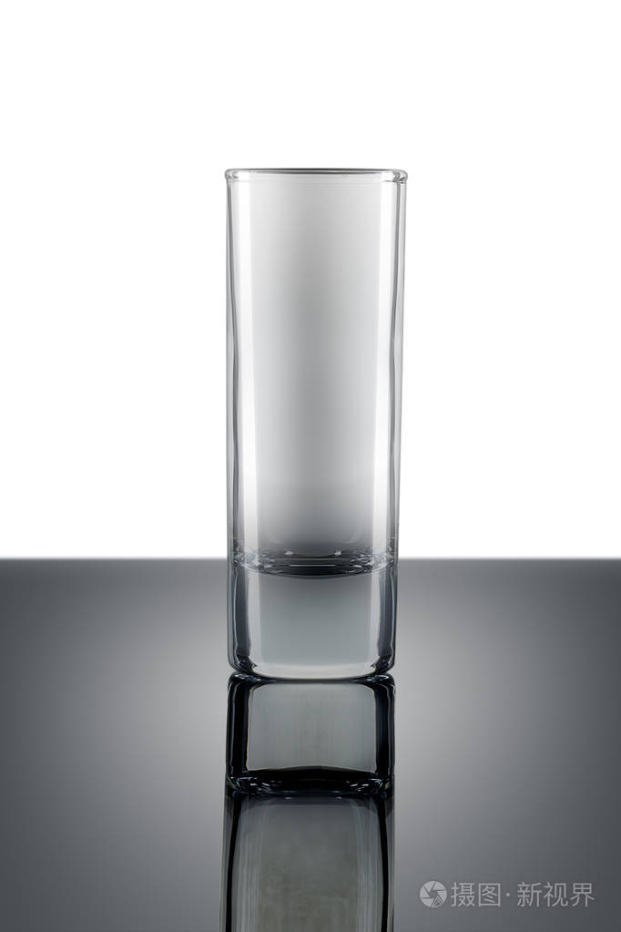 空杯鸡尾酒玻璃杯在白色背景上