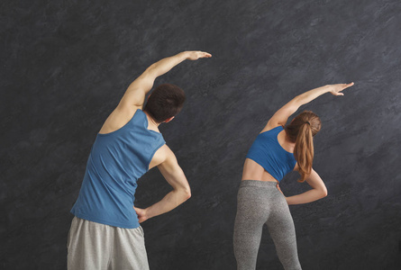 合作伙伴损失健身情侣热身伸展训练室内照片