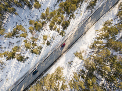 冬天有一辆移动汽车的雪路