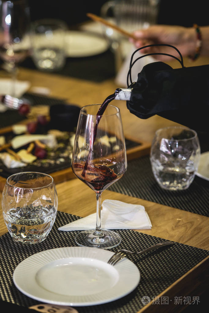 品酒师品酒酒从瓶子倒入酒杯