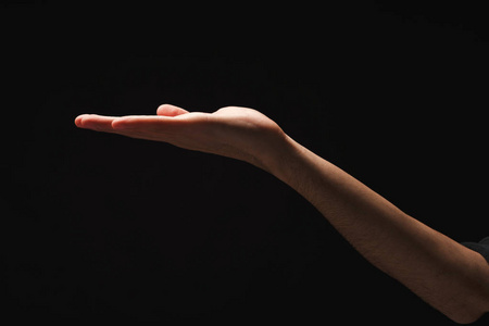 要求低男子手持手掌开放隔离黑色照片