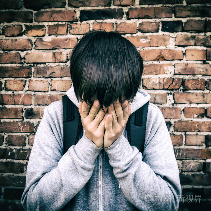 悲哀的年轻人户外照片 正版商用图片11o827 摄图新视界