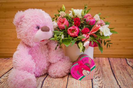 一束漂亮的花，一只玩具熊和一份礼物