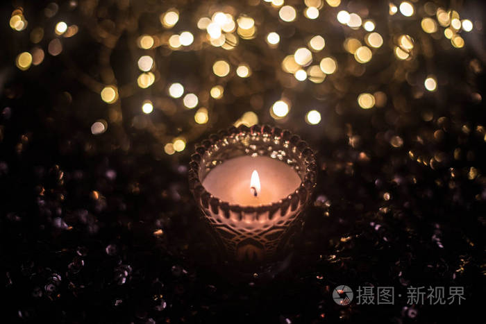 8月17日乌克兰基辅 在照片中 灯光的背景上有一支蜡烛 你可以用不同的方式来解释摄影的意义 照片 正版商用图片11o8mo 摄图新视界