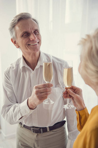 庆祝持有起泡酒的退休人员