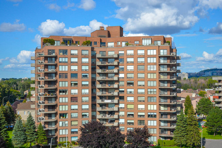 加拿大蒙特利尔有巨大窗户的现代公寓大楼。
