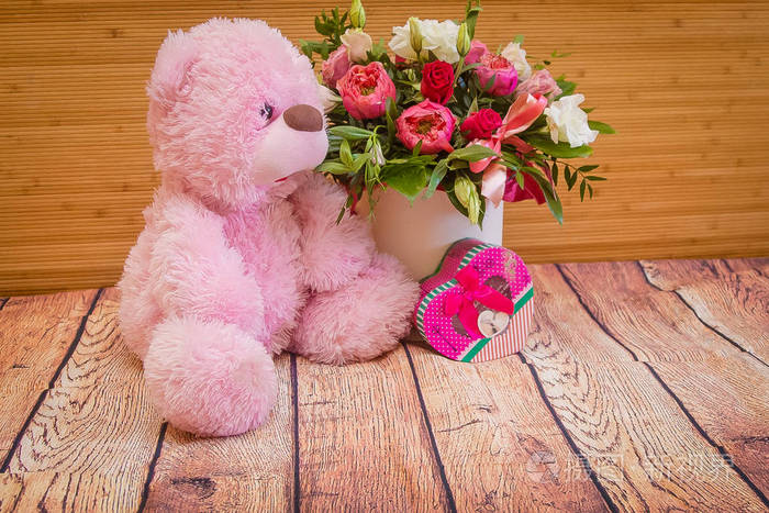 一束漂亮的花一只玩具熊和一份礼物