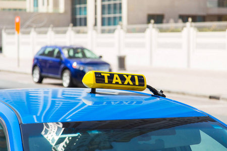 出租车车顶上的出租车标志