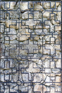 老式锻铁格栅和石古墙作为背景或背景