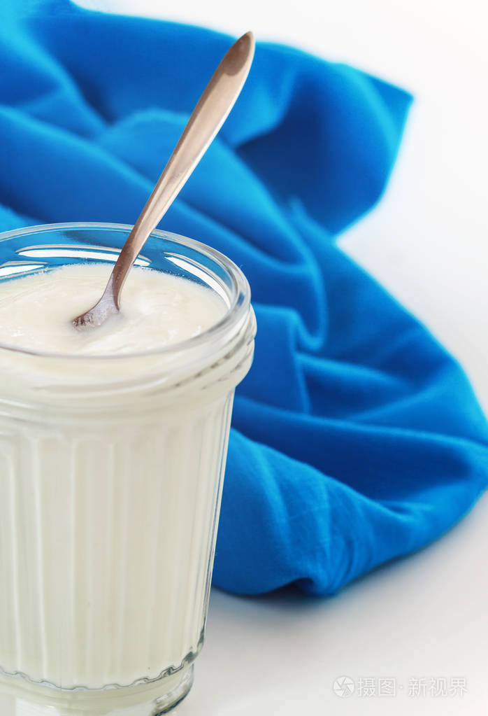 酸奶, 奶油, 酸奶油在一个玻璃瓶和一个 napki 的勺子上