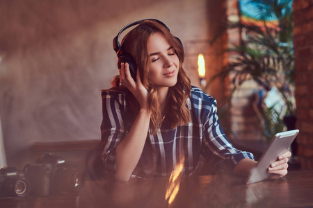 听音乐女生图片